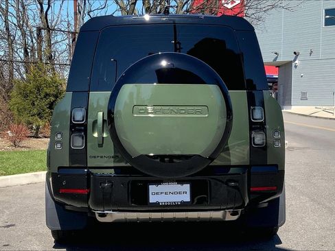 New 2026 Land Rover Defender 130 X-Dynamic SE image 4