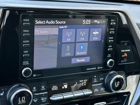 Used 2021 Toyota Highlander XLE FWD image 19