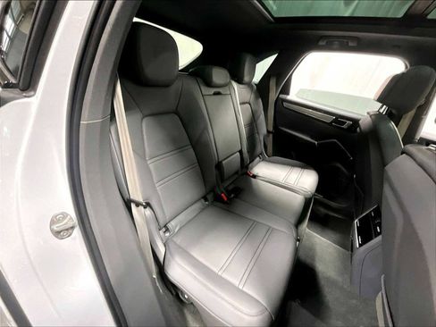 Used 2023 Porsche Cayenne Platinum Edition image 32