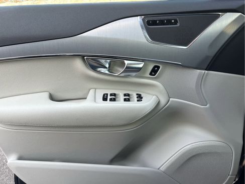 Used 2022 Volvo XC90 T5 Momentum image 28