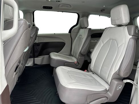 Used 2018 Chrysler Pacifica Touring-L Plus image 11