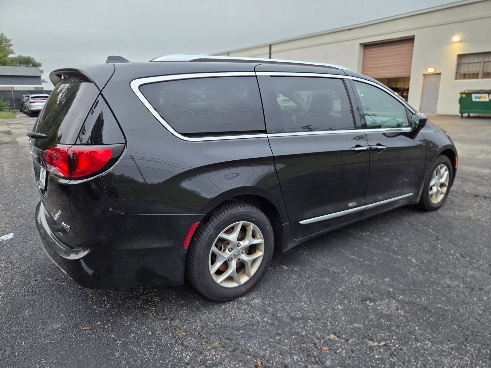 Used 2017 Chrysler Pacifica Touring-L Plus w/ Tire & Wheel Group FWD image 3