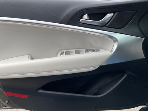 Used 2025 Genesis G70 2.5T image 18