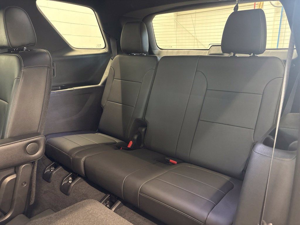 Used 2023 Chevrolet Traverse LT w/ LT Premium Package AWD/4WD image 16