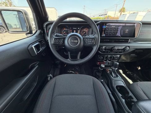 Used 2025 Jeep Wrangler Unlimited Rubicon AWD/4WD image 13