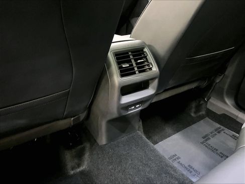 Used 2025 Volkswagen Tiguan SE w/ Panoramic Sunroof Package image 39