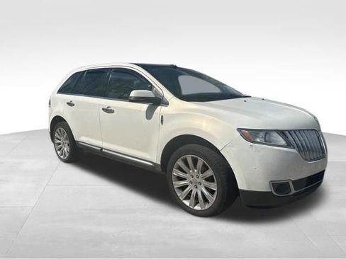 Used 2013 Lincoln MKX FWD image 2