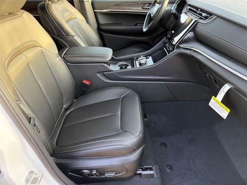 New 2025 Jeep Grand Cherokee Limited w/ Black Appearance Package image 14