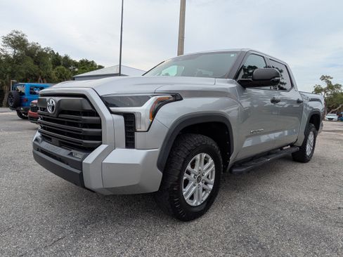 Used 2022 Toyota Tundra SR5 w/ SR5 Convenience Package AWD/4WD image 8