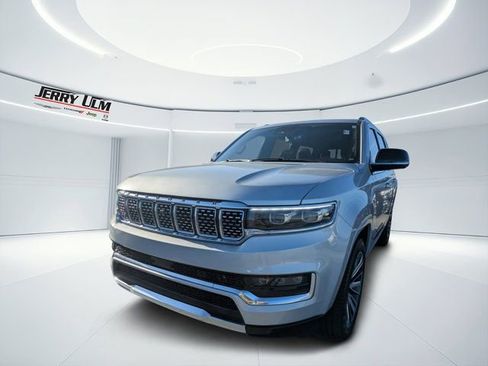 Used 2023 Jeep Grand Wagoneer Series III AWD/4WD image 5