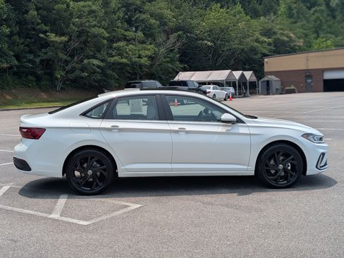 Used 2025 Volkswagen Jetta SE w/ Sunroof Package FWD image 10