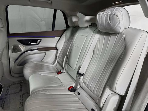 Used 2023 Mercedes-Benz EQS 580 4MATIC SUV w/ Exclusive Trim Package image 32
