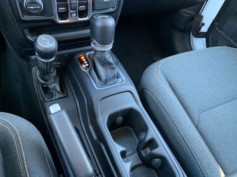 Used 2025 Jeep Wrangler Sahara image 40