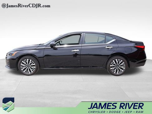 Used 2025 Nissan Altima 2.5 SV FWD image 2