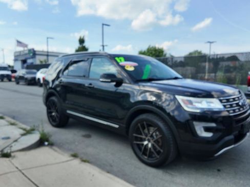 Used 2017 Ford Explorer XLT w/ Equipment Group 202A AWD/4WD image 2