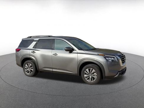 Used 2025 Nissan Pathfinder SV image 2