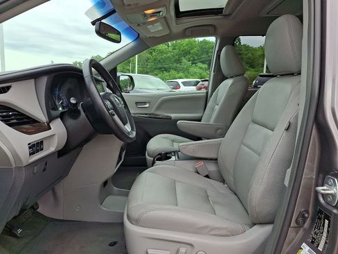 Used 2016 Toyota Sienna XLE Premium AWD/4WD image 18