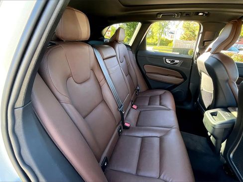 Used 2022 Volvo XC60 B5 Momentum w/ Advanced Package image 32