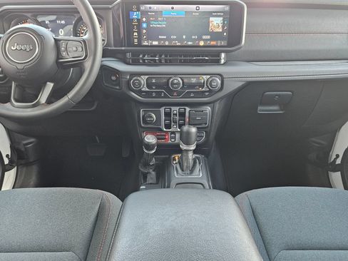 Used 2025 Jeep Wrangler Unlimited Rubicon AWD/4WD image 10