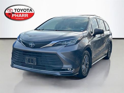 Used 2021 Toyota Sienna XLE image 1