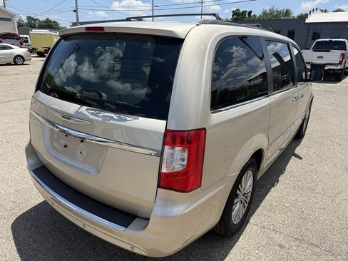 Used 2014 Chrysler Town & Country Touring-L w/ Driver Convenience Group FWD image 5