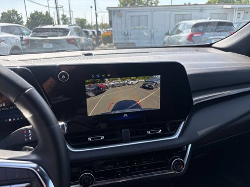 Used 2025 Chevrolet Equinox LT AWD/4WD image 24