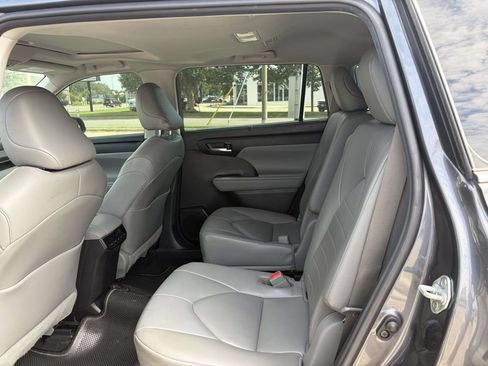 Used 2023 Toyota Highlander XLE FWD image 15