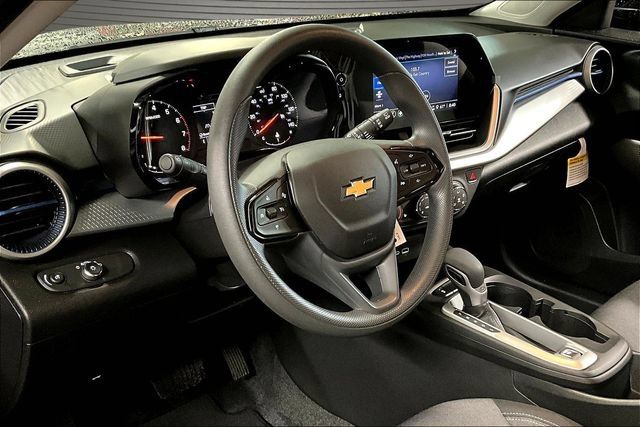 Used 2026 Chevrolet Trax LS w/ LS Convenience Package FWD image 16