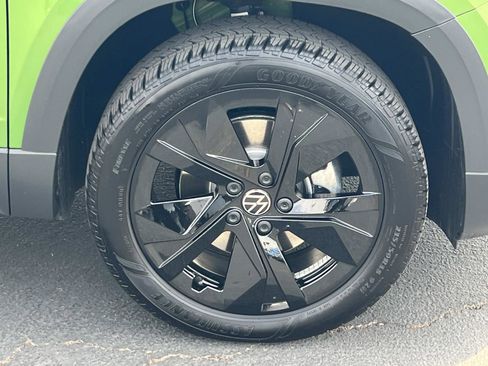 Used 2025 Volkswagen Taos SE w/ Panoramic Sunroof Package image 29