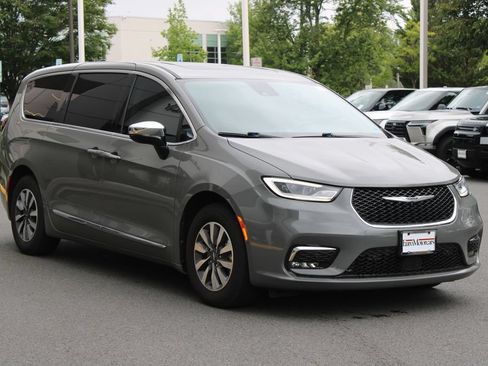 Used 2023 Chrysler Pacifica Limited w/ Uconnect Theater Family Group FWD image 3