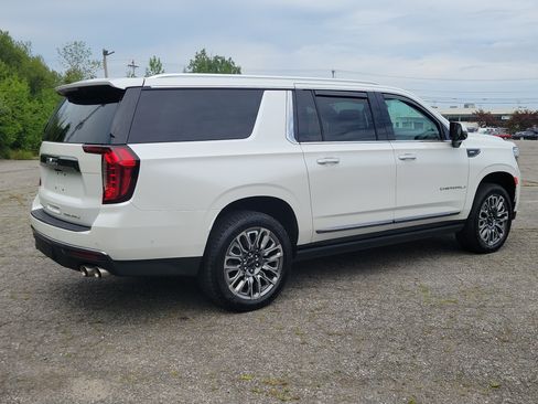 Used 2023 GMC Yukon XL Denali Ultimate AWD/4WD image 5