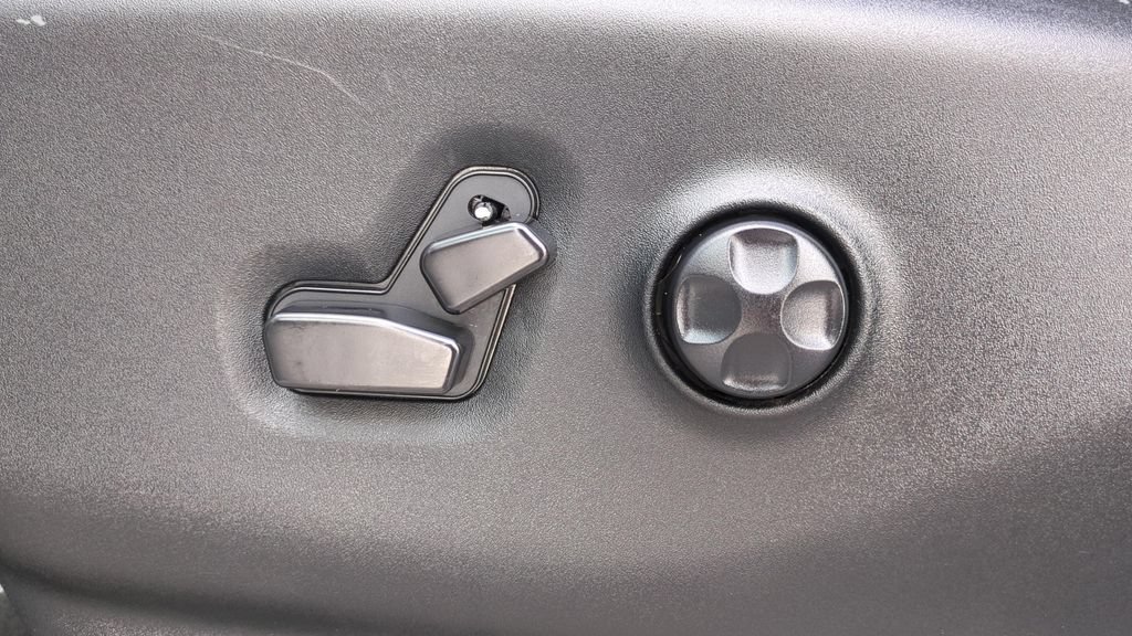 Used 2024 Chrysler Pacifica Touring-L FWD image 27