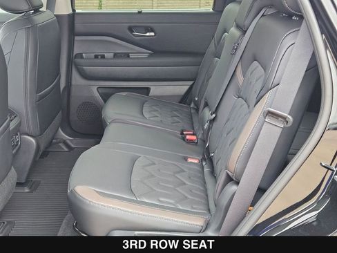 New 2026 Nissan Pathfinder Platinum FWD image 17