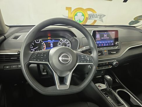 Used 2024 Nissan Altima 2.5 SV FWD image 14