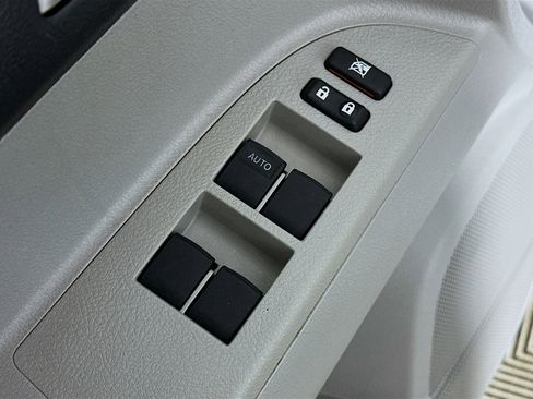 Used 2012 Toyota Highlander SE w/ Tow Pkg image 18