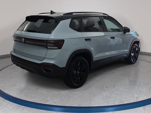 New 2026 Volkswagen Taos SE FWD image 5