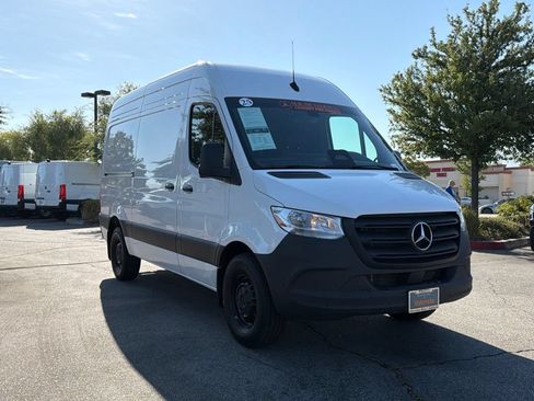 Used 2025 Mercedes-Benz Sprinter 2500 image 4