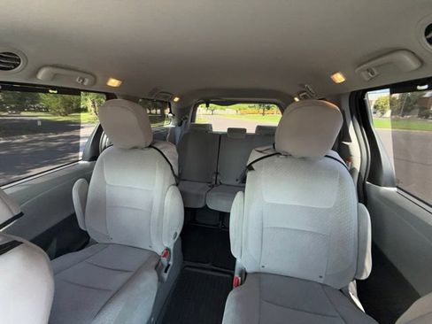 Used 2020 Toyota Sienna LE AWD/4WD image 11