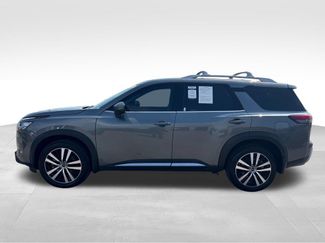 Used 2025 Nissan Pathfinder Platinum w/ Black Appearance Package FWD video 2
