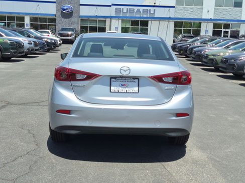 Used 2018 MAZDA MAZDA3 Sport w/ Preferred Equipment Package FWD image 4