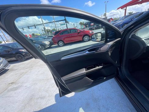 Used 2014 Ford Fusion SE FWD image 4