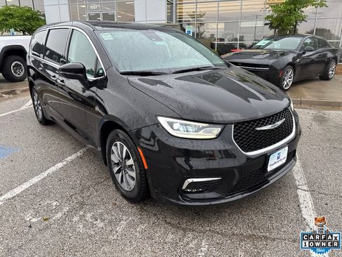 Used 2023 Chrysler Pacifica Touring-L FWD image 7