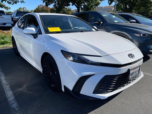 Used 2025 Toyota Camry SE FWD image 1