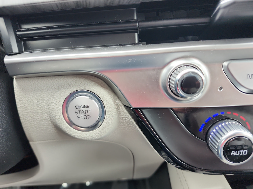 Used 2024 Kia Telluride EX w/ EX Captain's Chair Package FWD image 33