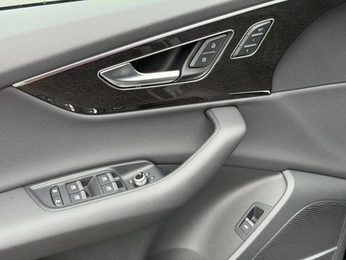 Used 2025 Audi Q7 2.0T Premium w/ Convenience Plus Package image 11