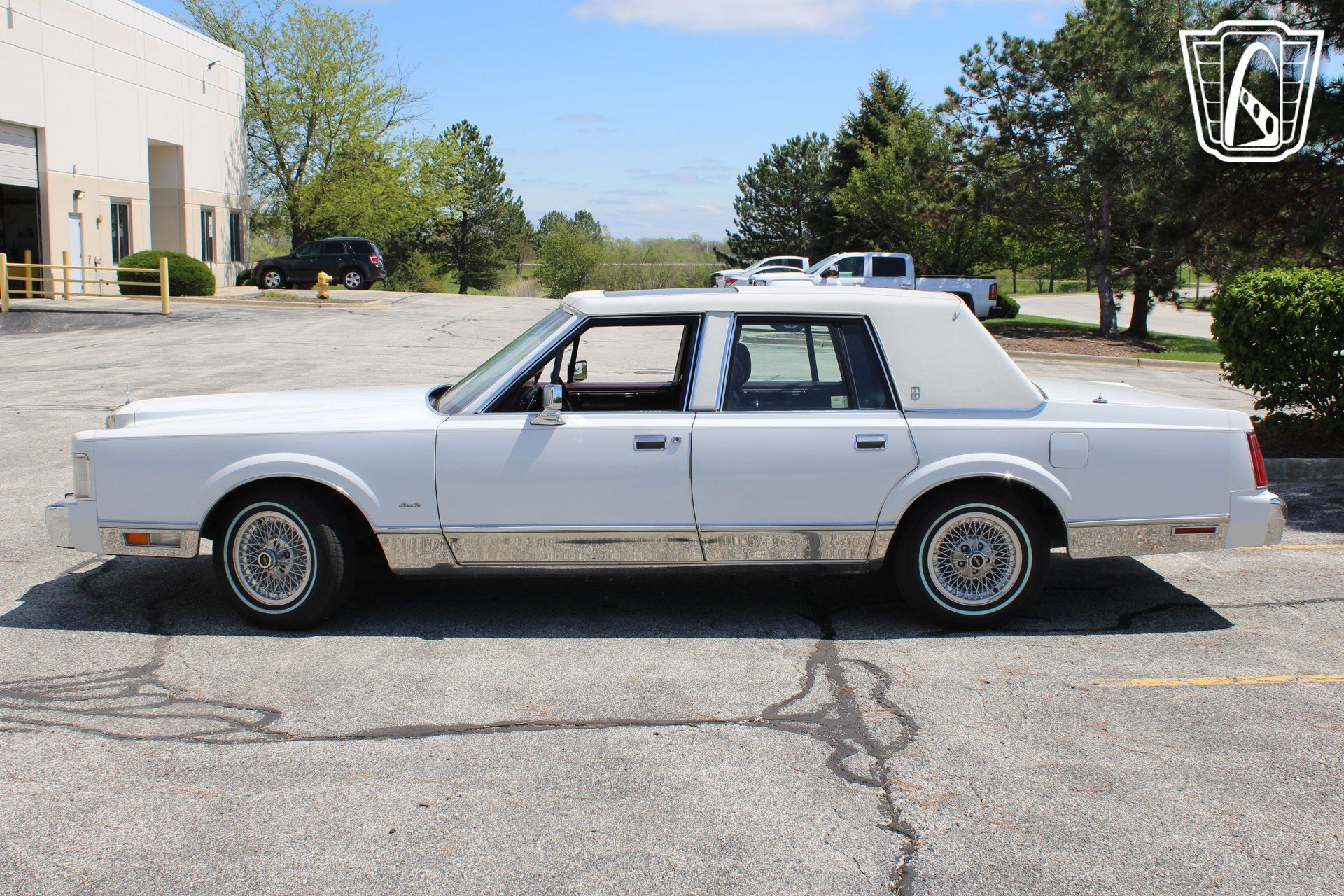 Used 1988 Lincoln Town Car Signature RWD image 4