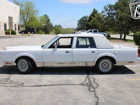 Used 1988 Lincoln Town Car Signature RWD image 4