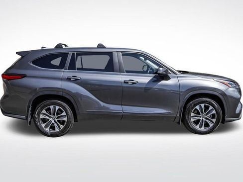 Used 2023 Toyota Highlander XLE AWD/4WD image 6