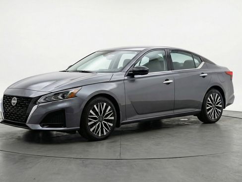 Used 2025 Nissan Altima 2.5 SV image 3