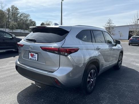Used 2022 Toyota Highlander XLE image 7
